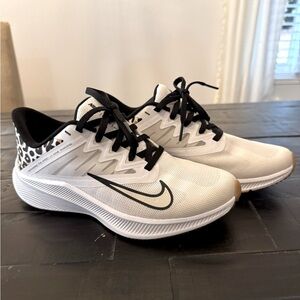 Woman Nike Quest 3 Running Sneaker Size 7